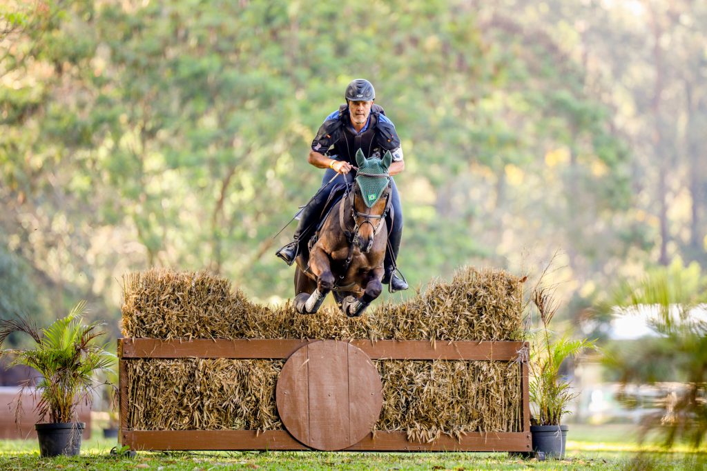 Leonardo Vani Fernandes e Tiger Lu testando os obstáculos do cross (Luis Ruas)