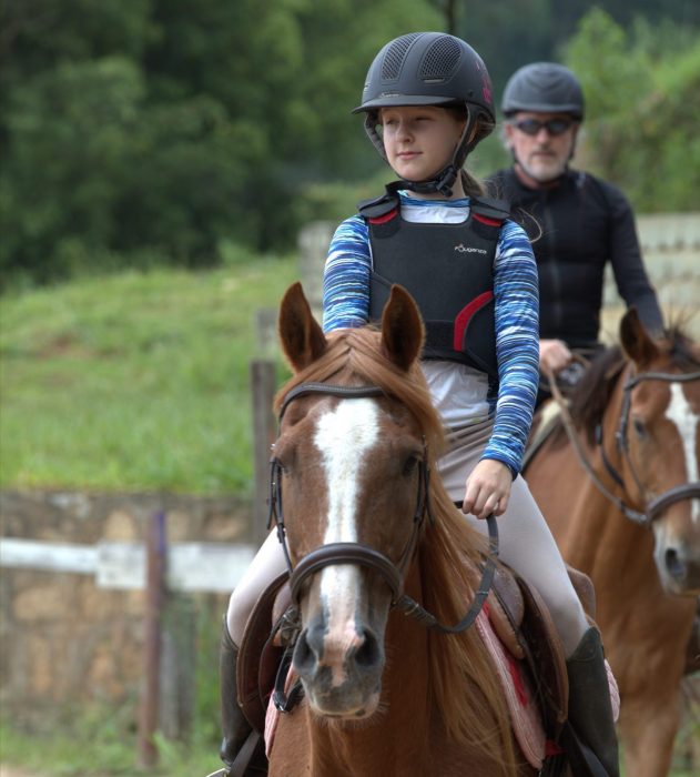 Aulas de equitação melhoram crises de ansiedade em crianças durante a pandemia