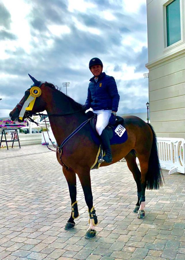 Juan Bolaños com Mylord Mystic Rose a postos no World Equestrian Center, Ocala