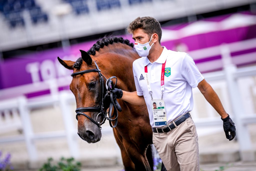 João Victor Oliva e Escorial Horsecampline aprovados na inspeção veterinária (Luis Ruas, Hipismo Brasil)