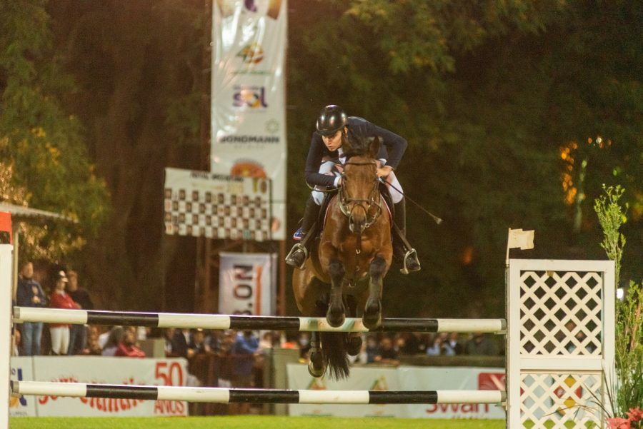 Gabriel Ciarlo de Souza da Silva e o cavalo Forró da Santa Helena, campeões do Festival Hípico Noturno 2020, credito Rodrigo Ziebbell