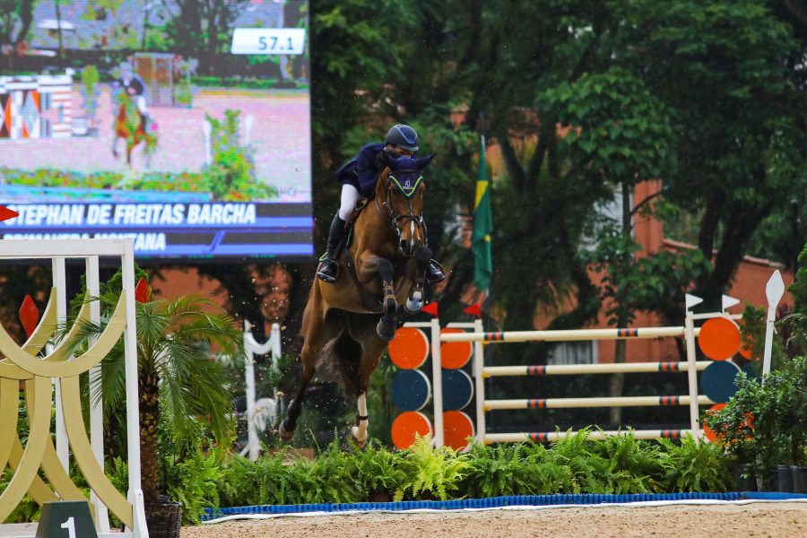 Stephan Barcha e Primavera Montana no salto sobre o rio (água) (Danilo Schreines)