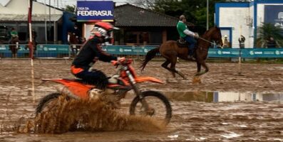 Cavalo vence moto por 8 a 5 em disputa acirrada sob forte chuva na Expointer