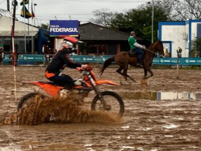 Cavalo vence moto por 8 a 5 em disputa acirrada sob forte chuva na Expointer
