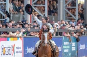 A conquista do pai levou Luzia, filha de Wrege, às lágrimas e ao lombo da égua premiada para uma volta cheia de alegria na Arena Maior. 
