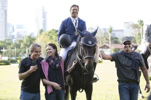 José com sua mãe Monica, Romeu Ferreira Leite, presidente da SHP, e Lacerda , por Wilson Spinardi Jr
