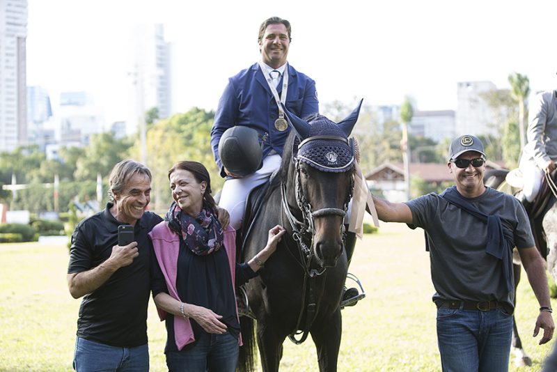 José com sua mãe Monica, Romeu Ferreira Leite, presidente da SHP, e Lacerda , por Wilson Spinardi Jr