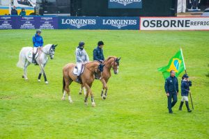 O Time Brasil liderado por Pedro Paulo Lacerda no desfile das Nações, England Jumping Course, Hickstead