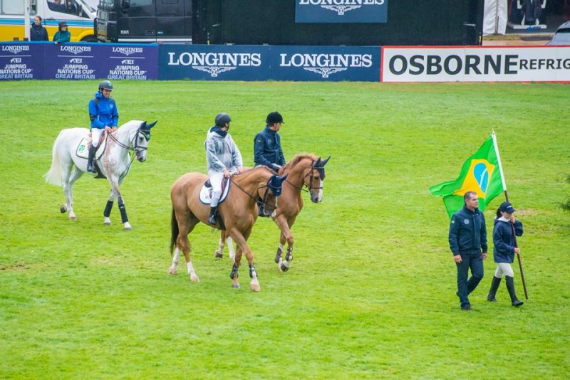 O Time Brasil liderado por Pedro Paulo Lacerda no desfile das Nações, England Jumping Course, Hickstead