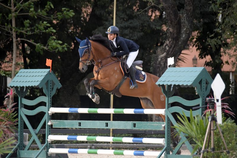 Lara Ozores de Souza com SL Ilustre campeã da seletiva FEI