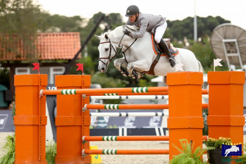 O capitão da equipe campeã Exitum Stephan Barcha com O Mundo do Cavalo Chevaux (Luis Ruas)