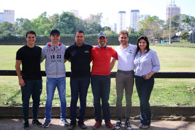 Equipe de Adestramento e a chefe de equipe na Hípica Paulista antes do embarque (C. May)