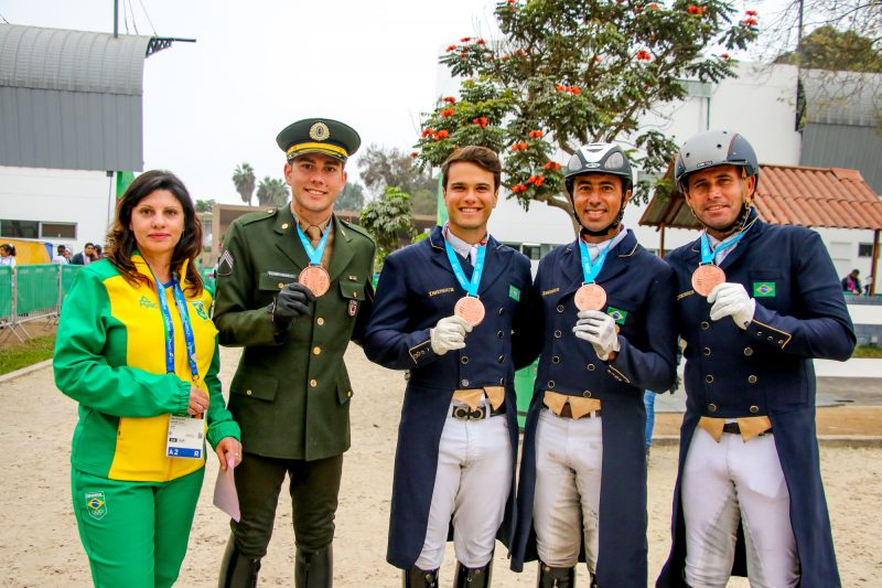 João Victor, Pedro, Leandro, João Paulo e Sandra Smith Martins, chefe de equipe (Carola May)