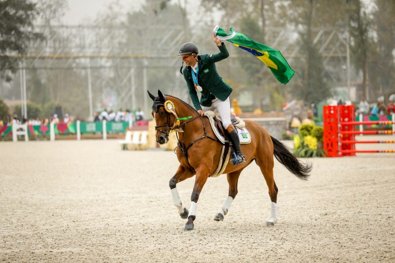 Carlos Parro, o Cacá, Quaikin Qurious; bronze individual e prata por equipes (CBH Luis Ruas)