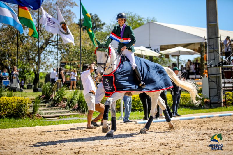 Carolina Chade com Flying High das Umburanas, campeã junior (Luis Ruas)