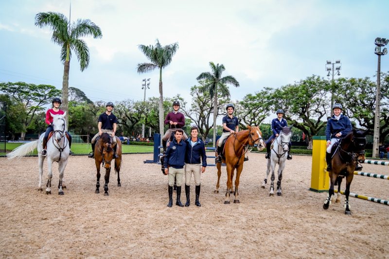Marlon Zanotelli e Pedro Veniss com participantes da clínica Hermès Young Talent (Luis Ruas)