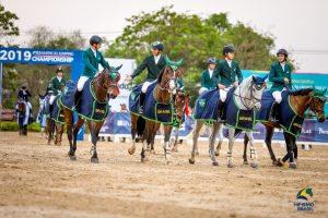 Time Brasil Amarelo campeão Pré-junior adentra a pista para premiação (Luis Ruas)