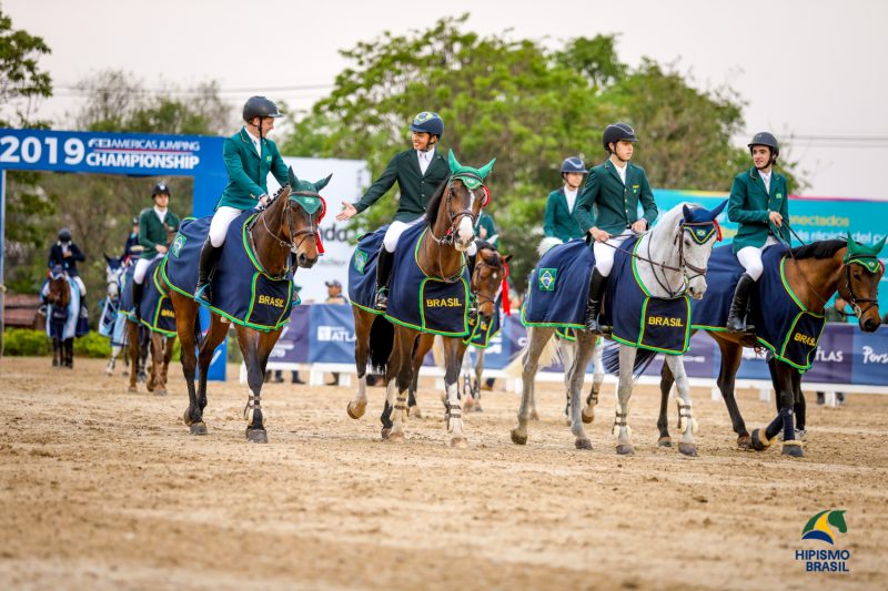 Time Brasil Amarelo campeão Pré-junior adentra a pista para premiação (Luis Ruas)