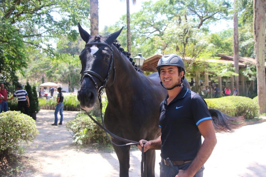 O medalhista pan-americano Leandro Silva com Dicaprio na inspeção veterinária (C. May)