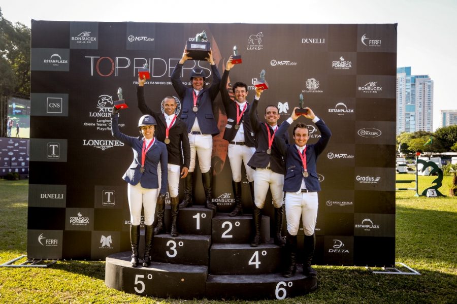 José Roberto ergue o Troféu Perpétuo Alfinete ao lado dos demais vencedores (Luis Ruas)